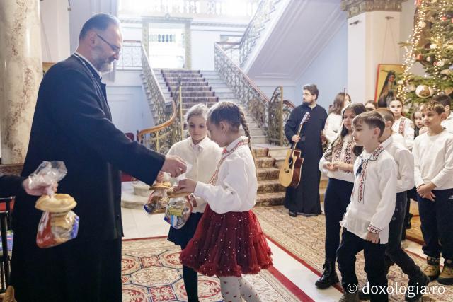 (Foto) Școala „George Călinescu” din Iași, clasa a IV-a – Colindători la Reședința Mitropolitană 2024