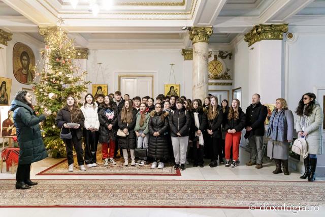 (Foto) Școala „George Călinescu” din Iași, clasa a VIII-a – Colindători la Reședința Mitropolitană 2024
