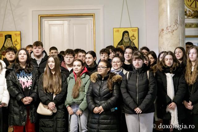 (Foto) Școala „George Călinescu” din Iași, clasa a VIII-a – Colindători la Reședința Mitropolitană 2024