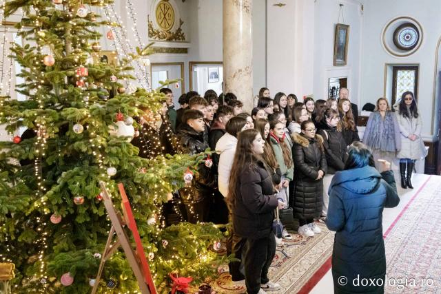 (Foto) Școala „George Călinescu” din Iași, clasa a VIII-a – Colindători la Reședința Mitropolitană 2024