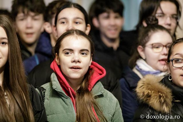 (Foto) Școala „George Călinescu” din Iași, clasa a VIII-a – Colindători la Reședința Mitropolitană 2024