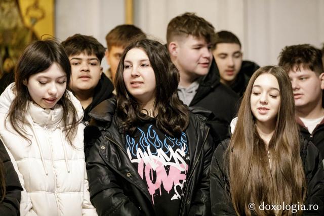 (Foto) Școala „George Călinescu” din Iași, clasa a VIII-a – Colindători la Reședința Mitropolitană 2024