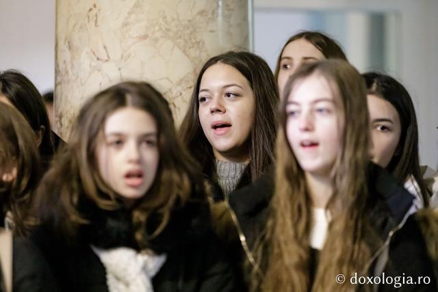 (Foto) Școala „George Călinescu” din Iași, clasa a VIII-a – Colindători la Reședința Mitropolitană 2024