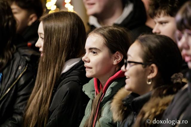 (Foto) Școala „George Călinescu” din Iași, clasa a VIII-a – Colindători la Reședința Mitropolitană 2024