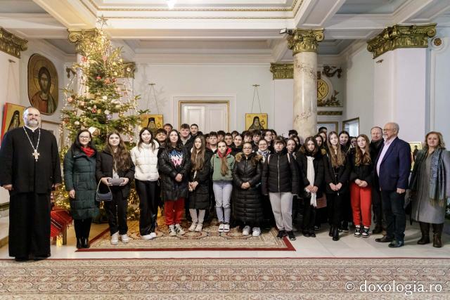 (Foto) Școala „George Călinescu” din Iași, clasa a VIII-a – Colindători la Reședința Mitropolitană 2024