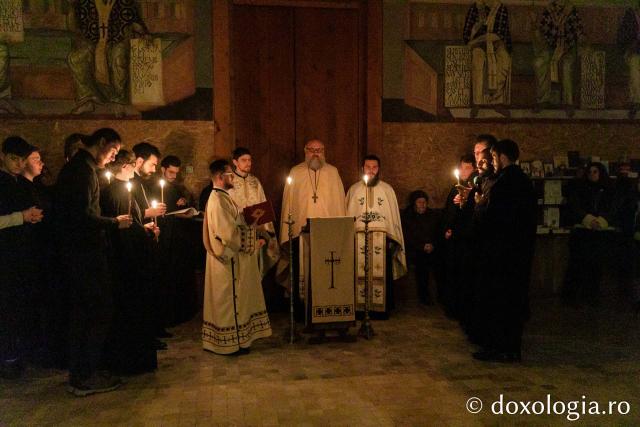 Priveghere în cinstea Sfântului Maxim Mărturisitorul la parohia Munteni-Copou / Foto: pr. Silviu Cluci Priveghere în cinstea Sfântului Maxim Mărturisitorul la parohia Munteni-Copou