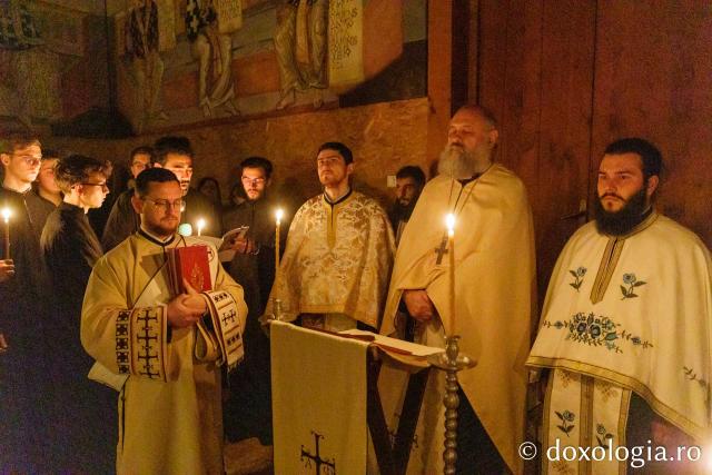 Priveghere în cinstea Sfântului Maxim Mărturisitorul la parohia Munteni-Copou / Foto: pr. Silviu Cluci Priveghere în cinstea Sfântului Maxim Mărturisitorul la parohia Munteni-Copou