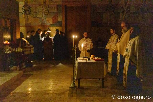 Priveghere în cinstea Sfântului Maxim Mărturisitorul la parohia Munteni-Copou / Foto: pr. Silviu Cluci Priveghere în cinstea Sfântului Maxim Mărturisitorul la parohia Munteni-Copou