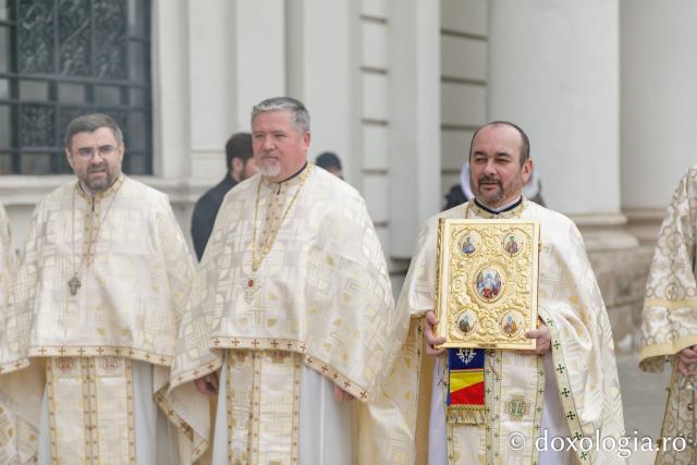 Liturghie arhierească la Catedrala Mitropolitană din Iași în cinstea Sfinților Trei Ierarhi / Foto: pr. Silviu Cluci Liturghie arhierească la Catedrala Mitropolitană din Iași în cinstea Sfinților Trei Ierarhi