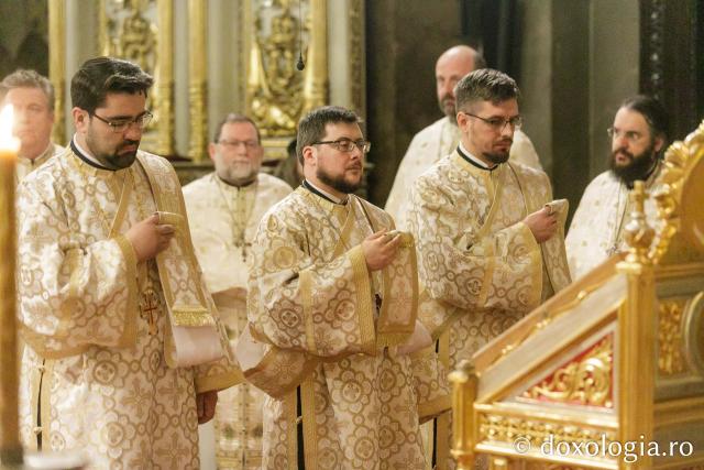 Liturghie arhierească la Catedrala Mitropolitană din Iași în cinstea Sfinților Trei Ierarhi / Foto: pr. Silviu Cluci Liturghie arhierească la Catedrala Mitropolitană din Iași în cinstea Sfinților Trei Ierarhi