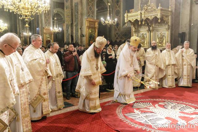Liturghie arhierească la Catedrala Mitropolitană din Iași în cinstea Sfinților Trei Ierarhi / Foto: pr. Silviu Cluci Liturghie arhierească la Catedrala Mitropolitană din Iași în cinstea Sfinților Trei Ierarhi