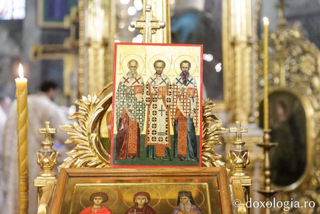 Liturghie arhierească la Catedrala Mitropolitană din Iași în cinstea Sfinților Trei Ierarhi / Foto: pr. Silviu Cluci Liturghie arhierească la Catedrala Mitropolitană din Iași în cinstea Sfinților Trei Ierarhi
