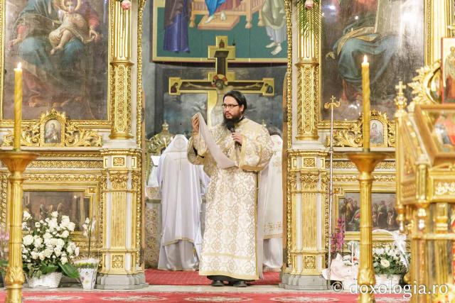 Liturghie arhierească la Catedrala Mitropolitană din Iași în cinstea Sfinților Trei Ierarhi / Foto: pr. Silviu Cluci Liturghie arhierească la Catedrala Mitropolitană din Iași în cinstea Sfinților Trei Ierarhi