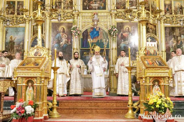 Liturghie arhierească la Catedrala Mitropolitană din Iași în cinstea Sfinților Trei Ierarhi / Foto: pr. Silviu Cluci Liturghie arhierească la Catedrala Mitropolitană din Iași în cinstea Sfinților Trei Ierarhi