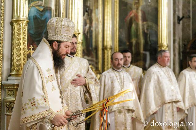 Liturghie arhierească la Catedrala Mitropolitană din Iași în cinstea Sfinților Trei Ierarhi / Foto: pr. Silviu Cluci Liturghie arhierească la Catedrala Mitropolitană din Iași în cinstea Sfinților Trei Ierarhi