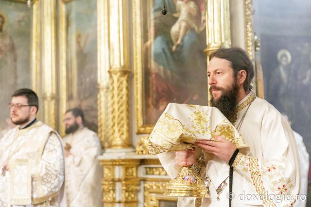 Liturghie arhierească la Catedrala Mitropolitană din Iași în cinstea Sfinților Trei Ierarhi / Foto: pr. Silviu Cluci Liturghie arhierească la Catedrala Mitropolitană din Iași în cinstea Sfinților Trei Ierarhi