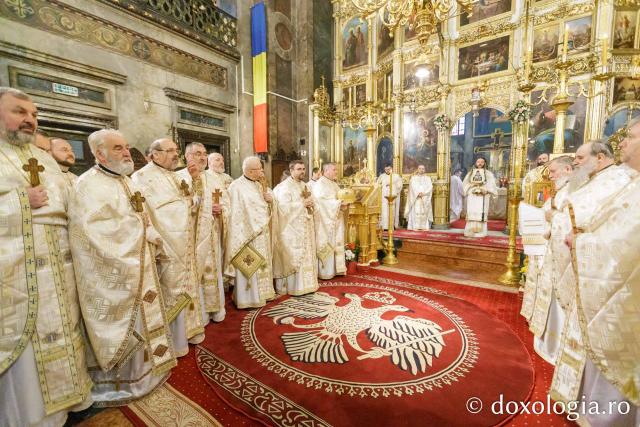 Liturghie arhierească la Catedrala Mitropolitană din Iași în cinstea Sfinților Trei Ierarhi / Foto: pr. Silviu Cluci Liturghie arhierească la Catedrala Mitropolitană din Iași în cinstea Sfinților Trei Ierarhi