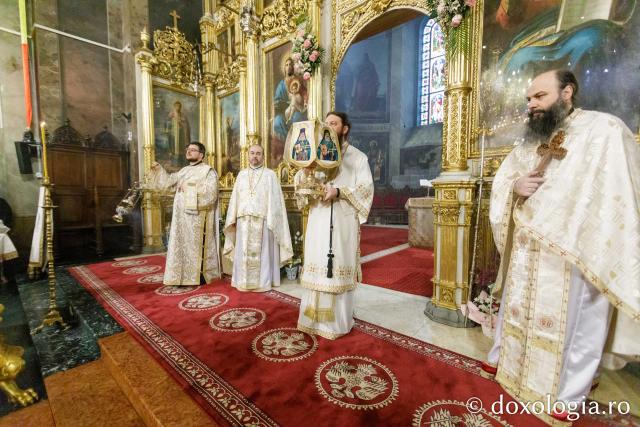 Liturghie arhierească la Catedrala Mitropolitană din Iași în cinstea Sfinților Trei Ierarhi / Foto: pr. Silviu Cluci Liturghie arhierească la Catedrala Mitropolitană din Iași în cinstea Sfinților Trei Ierarhi