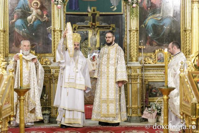 Liturghie arhierească la Catedrala Mitropolitană din Iași în cinstea Sfinților Trei Ierarhi / Foto: pr. Silviu Cluci Liturghie arhierească la Catedrala Mitropolitană din Iași în cinstea Sfinților Trei Ierarhi
