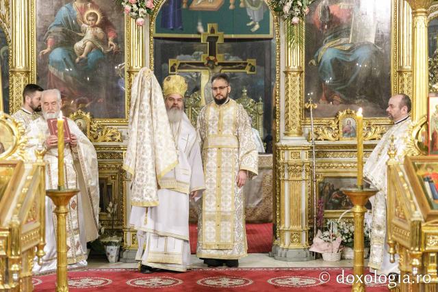 Liturghie arhierească la Catedrala Mitropolitană din Iași în cinstea Sfinților Trei Ierarhi / Foto: pr. Silviu Cluci Liturghie arhierească la Catedrala Mitropolitană din Iași în cinstea Sfinților Trei Ierarhi