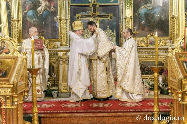 Liturghie arhierească la Catedrala Mitropolitană din Iași în cinstea Sfinților Trei Ierarhi / Foto: pr. Silviu Cluci Liturghie arhierească la Catedrala Mitropolitană din Iași în cinstea Sfinților Trei Ierarhi