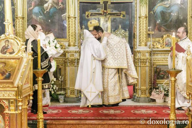 Liturghie arhierească la Catedrala Mitropolitană din Iași în cinstea Sfinților Trei Ierarhi / Foto: pr. Silviu Cluci Liturghie arhierească la Catedrala Mitropolitană din Iași în cinstea Sfinților Trei Ierarhi