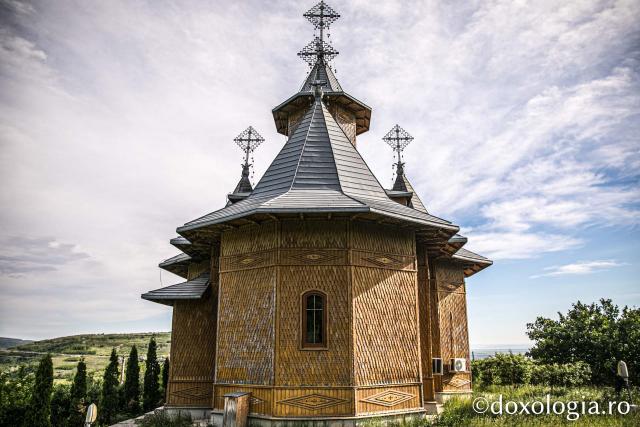 (Foto) Mănăstirea „Schimbarea la Față” Dobrina: poarta de lumină a Hușilor