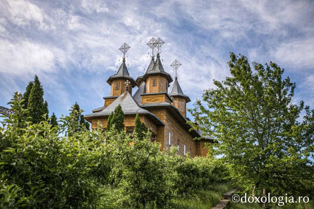 (Foto) Mănăstirea „Schimbarea la Față” Dobrina: poarta de lumină a Hușilor