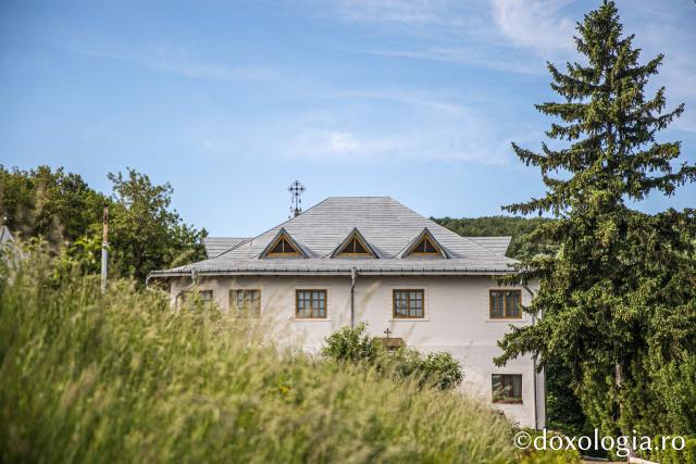 (Foto) Mănăstirea „Schimbarea la Față” Dobrina: poarta de lumină a Hușilor