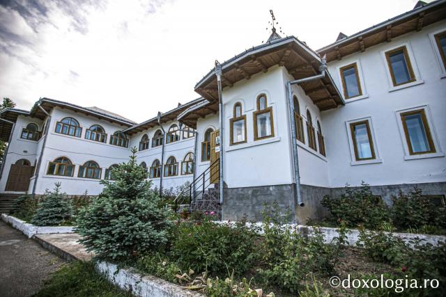 (Foto) Mănăstirea „Schimbarea la Față” Dobrina: poarta de lumină a Hușilor