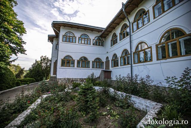 (Foto) Mănăstirea „Schimbarea la Față” Dobrina: poarta de lumină a Hușilor