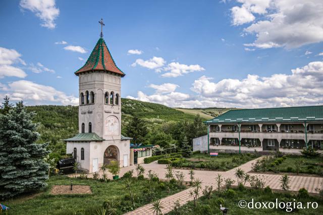 (Foto) Pași de pelerin la Mănăstirea Moreni, Vaslui