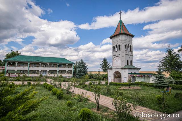 (Foto) Pași de pelerin la Mănăstirea Moreni, Vaslui