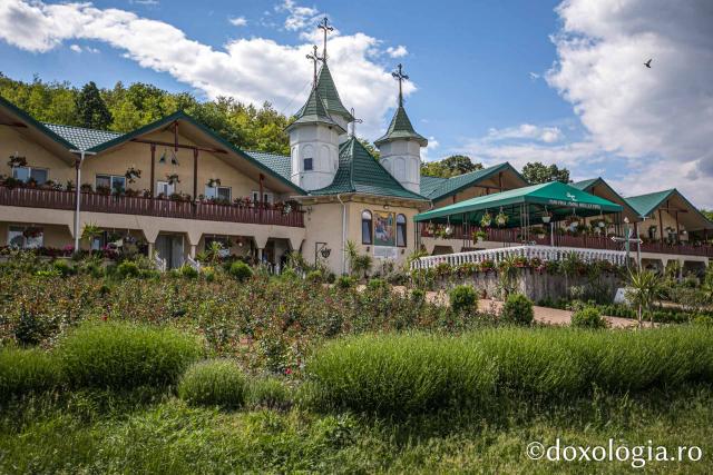 (Foto) Pași de pelerin la Mănăstirea Moreni, Vaslui