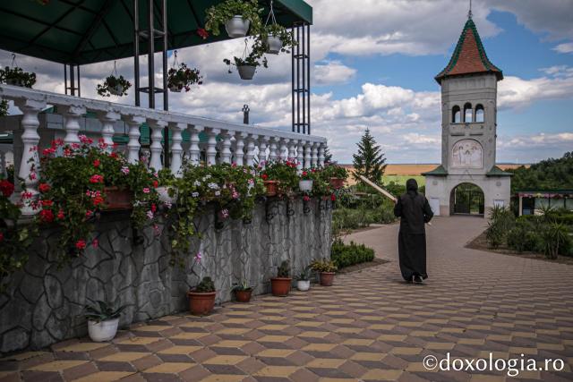 (Foto) Pași de pelerin la Mănăstirea Moreni, Vaslui