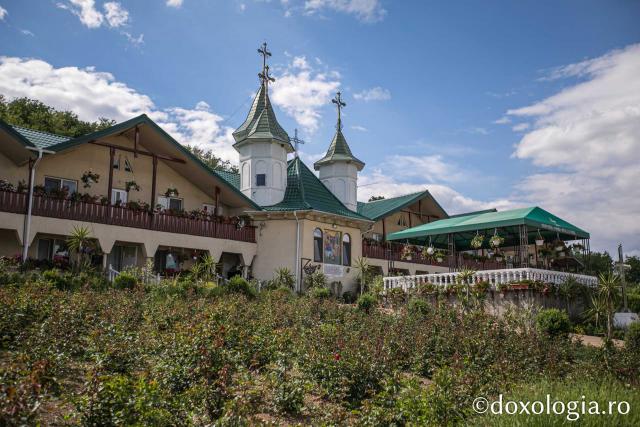 (Foto) Pași de pelerin la Mănăstirea Moreni, Vaslui