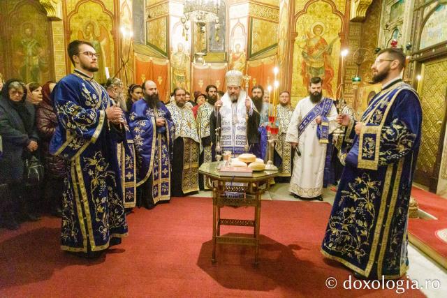 Priveghere la hramul Mănăstirii Sfinții Trei Ierarhi din Iași 2025