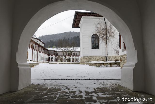 (Foto) Poveste de iarnă la Mănăstirea Agapia
