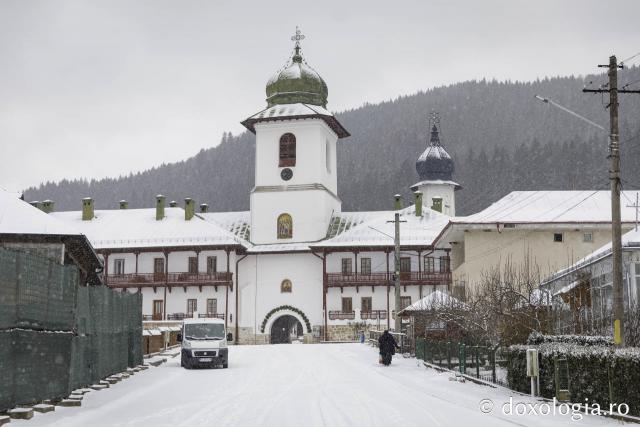(Foto) Poveste de iarnă la Mănăstirea Agapia