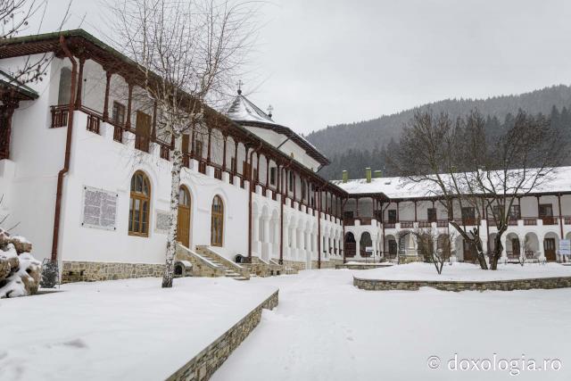 (Foto) Poveste de iarnă la Mănăstirea Agapia