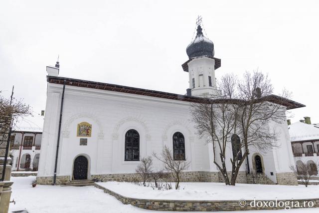 (Foto) Poveste de iarnă la Mănăstirea Agapia