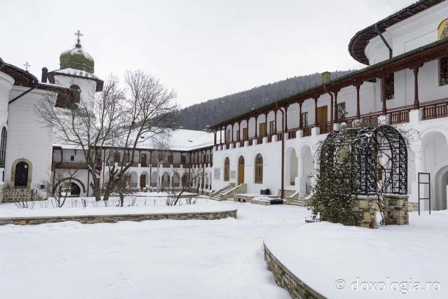 (Foto) Poveste de iarnă la Mănăstirea Agapia