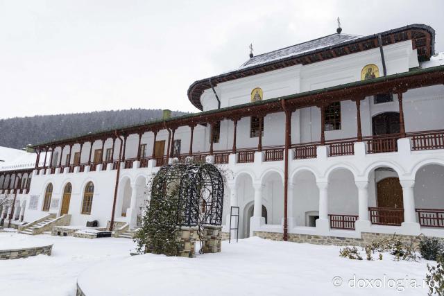 (Foto) Poveste de iarnă la Mănăstirea Agapia