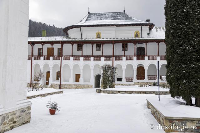 (Foto) Poveste de iarnă la Mănăstirea Agapia