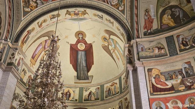 Clipe de liniște în biserica nouă a Mănăstirii Nicula