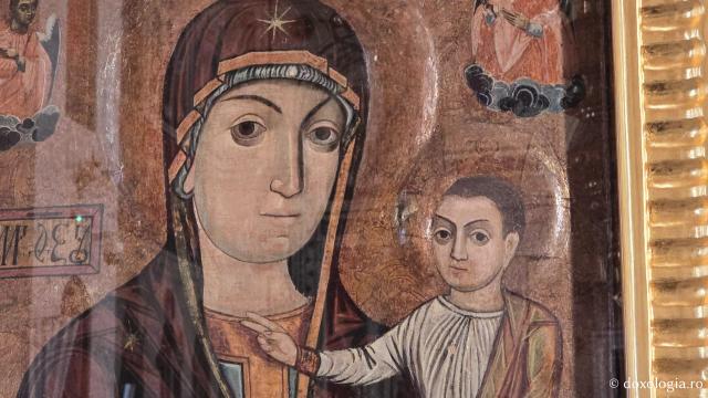 Clipe de liniște în biserica nouă a Mănăstirii Nicula