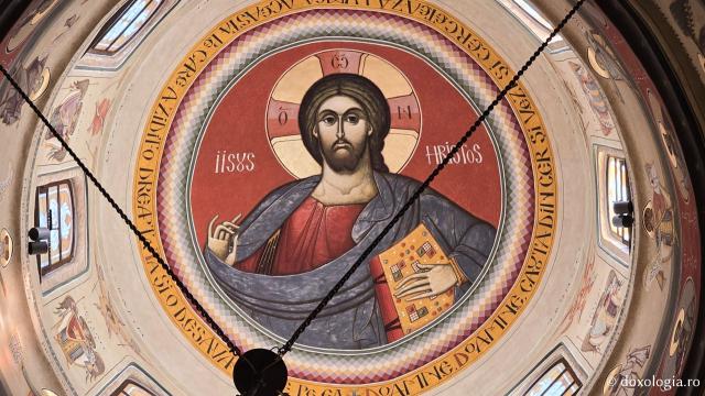Clipe de liniște în biserica nouă a Mănăstirii Nicula