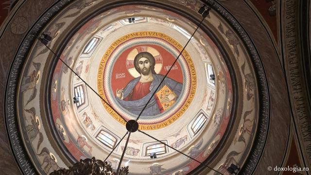 Clipe de liniște în biserica nouă a Mănăstirii Nicula