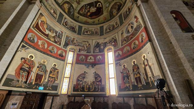 Clipe de liniște în biserica nouă a Mănăstirii Nicula