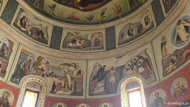 Clipe de liniște în biserica nouă a Mănăstirii Nicula
